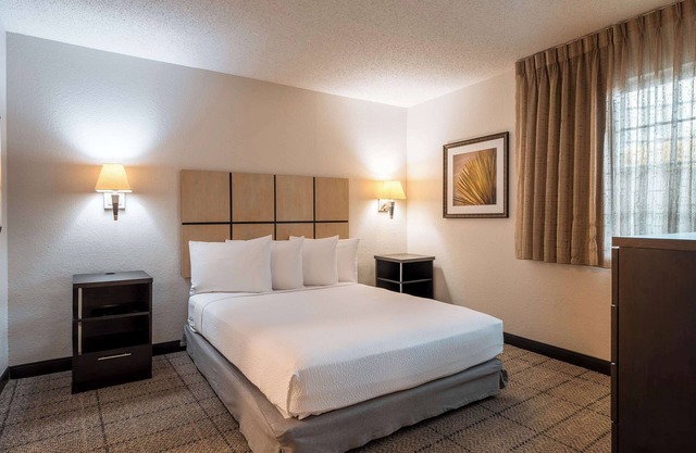 4 Spacious Suites w/Full Kitchen Near Airport – Homelike Amenities