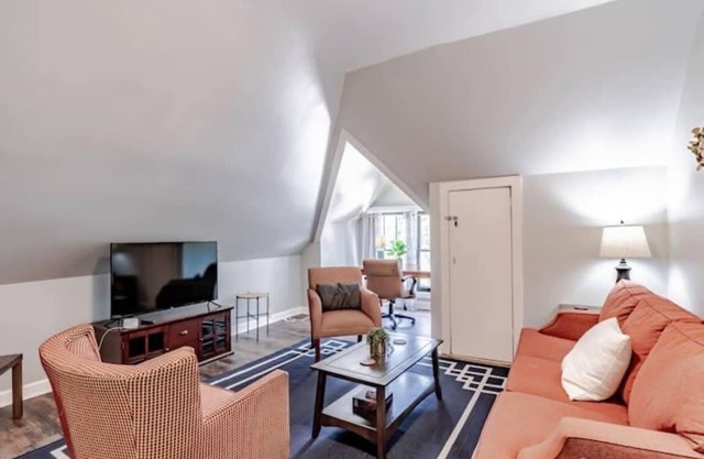 4 Units! Mins to Downtown&Dining - Dauphin Darling