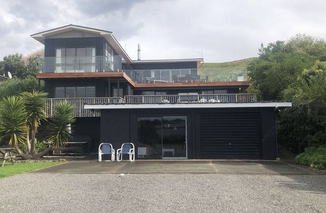 40 Beach Road Porangahau. Formally Porangahau Lodge, Quiet Beach Accommodation