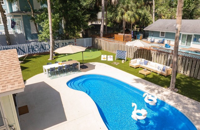 400 Steps to beach: Pool Hot Tub Sauna Mini Putt Putt Pool Table Arcade Games