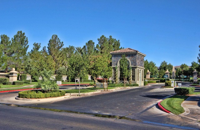 4000 SQ. Foot, LARGE LUXURY HOME- POOL-Guard Gated Community. Close 2 Strip!