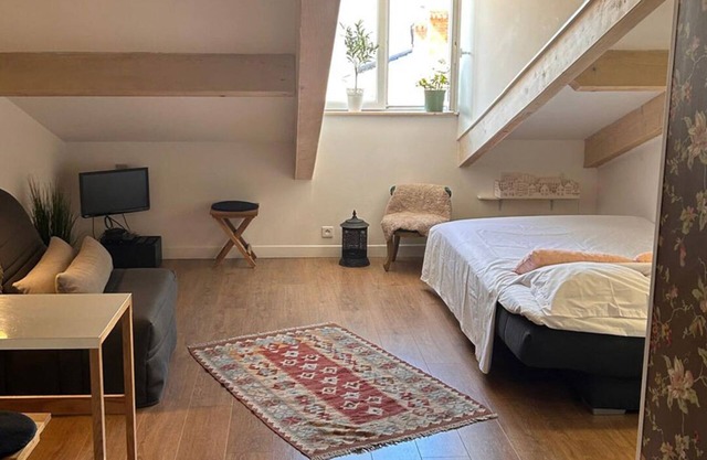 45. A cosy studio on the top floor, centrally located by Avenue Jean Médecin
