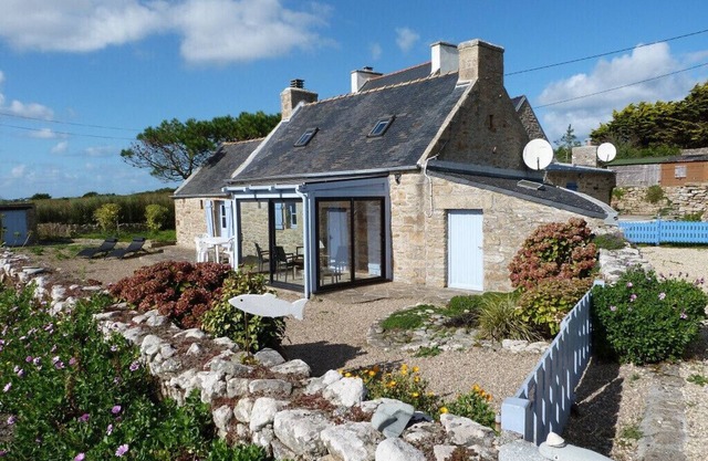 481-Fisherman's cottage, 180° sea view, near beaches.