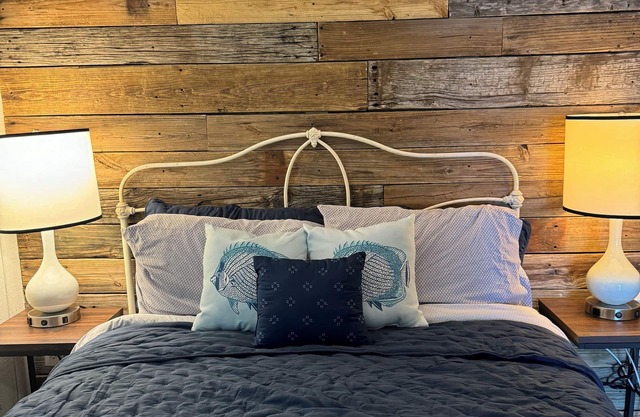 #49 Cozy Lake Front Cabin w/AC, WiFi & Breathtaking Views! Marina w/Free Fishing