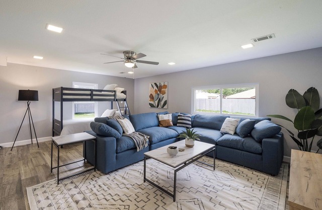 4BD Flat, Sleeps 10 - kids playroom w/bunkbed! 🐾 Pets OK, Near Public Pool!