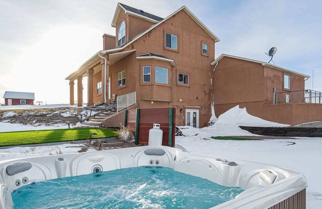 4BD, Tons of Space w/ a Hot Tub! Peaceful Getaway