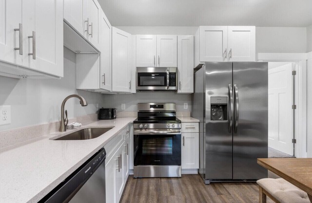 4Beds + Safe & Quiet! 10min Airport & 15toDowntown!