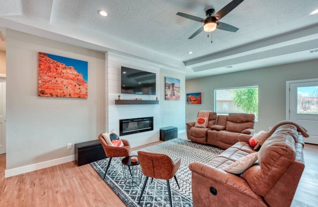 4BR (3 Kings) w/Game Room, Views, Murals, Steps to Hiking
