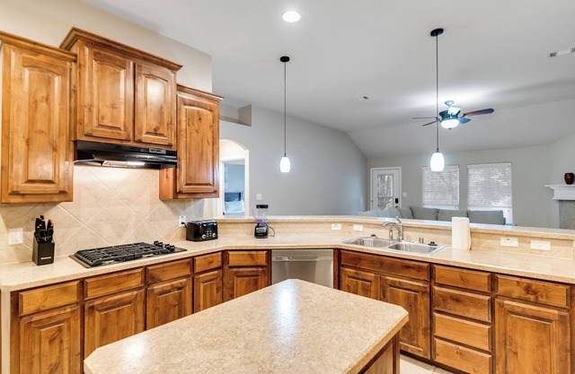 4BR/3BA/7BED/5Tv with pool table big house
