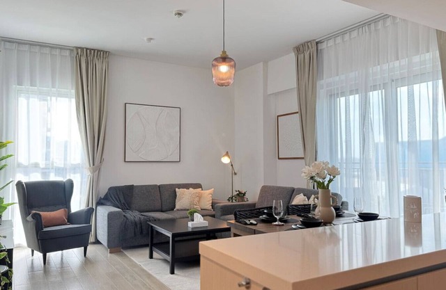 4BR Apt Water's Edge: Cozy Comfort & Modern Design
