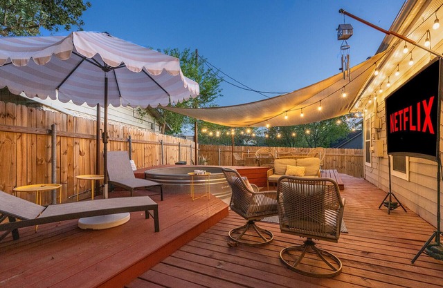 4BR Heated Pool & Theater for Group, ACL/F1, Min to DT, UT, and Moody Center