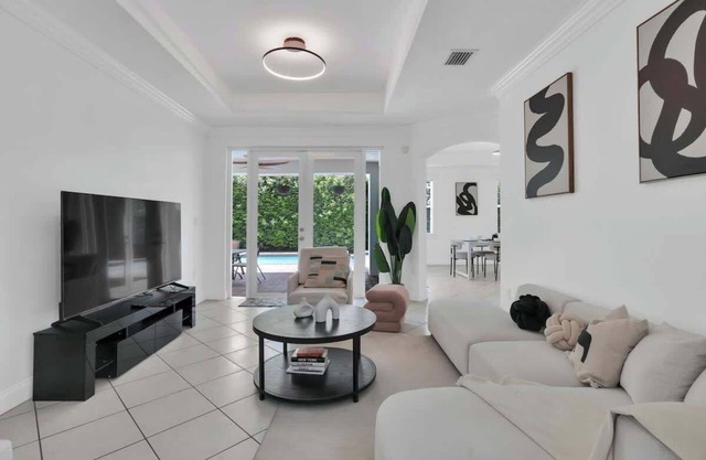 4BR Pool Home, Sleeps 11, Games, Airport 10min