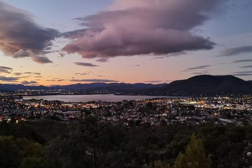 4BR Retreat with Stunning Derwent River Panorama