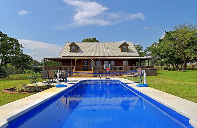 4D Guest Ranch~Large private pool with volley ball and basket ball nets
