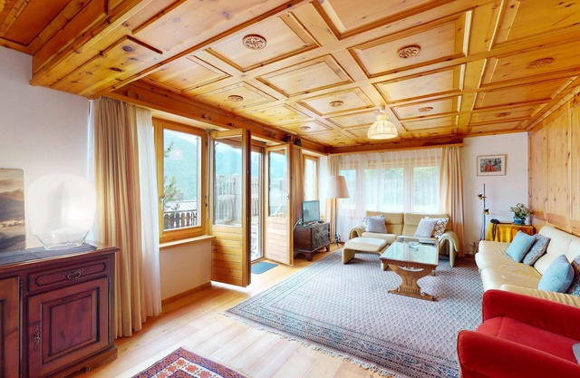 5-½ room apartment in a sunny location, with marvellous views of the valley and