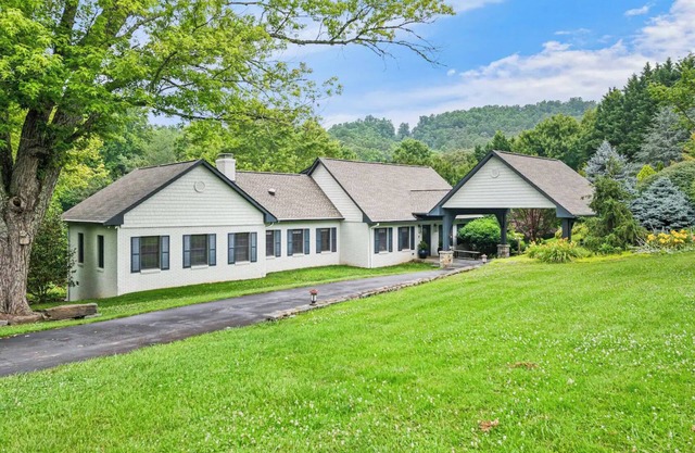 5 Acre Estate: Pool/Hot Tub/Basketball/Fire Pit