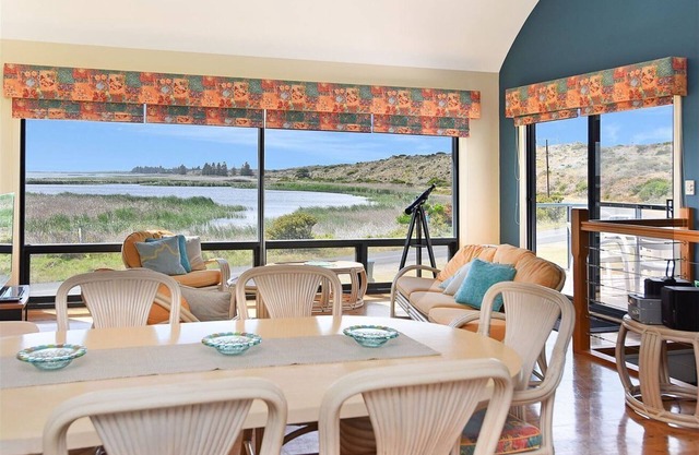 5 Barrage Rd - Riverfront holiday home overlooking the bird sanctuary