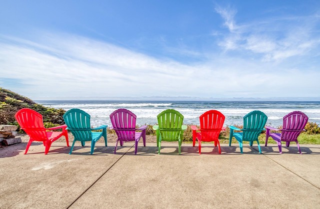 5-Bed, 5-Bath Oceanfront home has Beach Access, Panoramic Roads End Views!