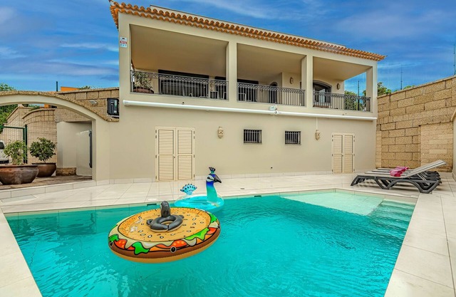 5 bed 5 en-suit bath villa private heated pool @30º FULLY-air-conditioned WIFI