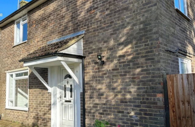 5-Bed in Farnborough w/Free Parking + Wifi