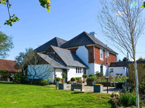 5 Bed in Hurst Green 46916