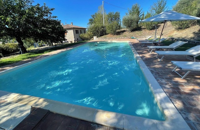 5 bedrms/5 bathrms/1 stg-dng rm/1 kitchn-diner/Exc pool + 20 hectares of land