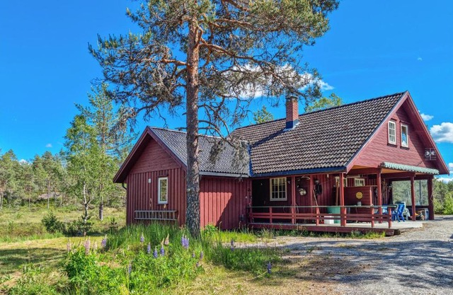5 Bedroom Lake Front Home In Hornnes