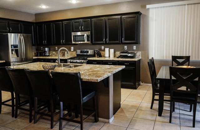 5 Bedroom, Pool Table, Pool/Spa, 8.2 miles to Las Vegas Strip & 13.2 to airport