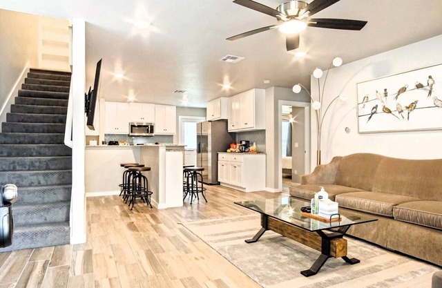 5-Bedroom Retreat- Hottub- Full Kitchen