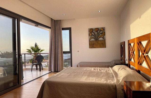 5 Bedroom Villa With Heated Pool, Garden With BBQ & Views Over Hills And Ocean