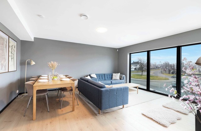5 Bedrooms I Jacuzzi & El-Parking - Brand new!