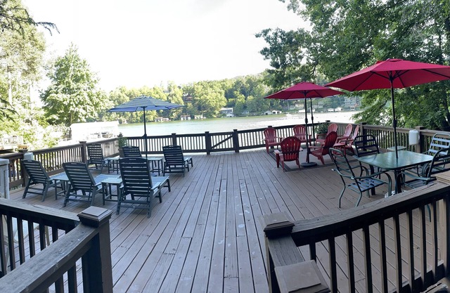 5 Br/3.5 Ba. 3 KING BEDS. LAKE FRONT. FIREPIT. GAME ROOM. MULTIPLE PORCHES.