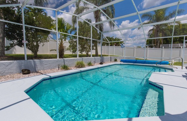 5 * Fantastic Private Villa! Disney 12 mins! Pool not overlooked! Hot tub!