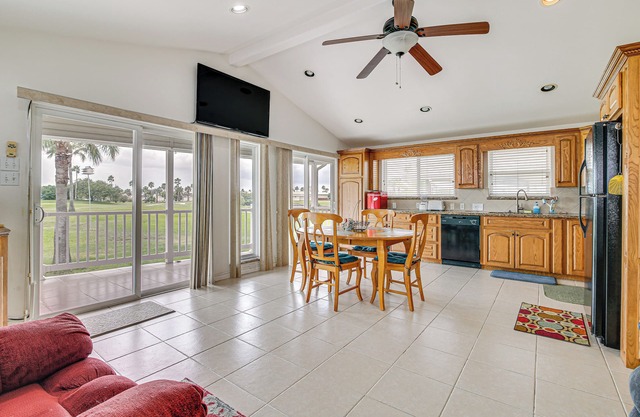 5 Mi to Beaches: Sunny Port Isabel Golf Retreat