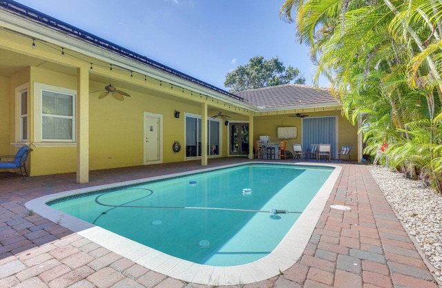5 Mi to Jupiter Beach Park: Poolside Oasis!