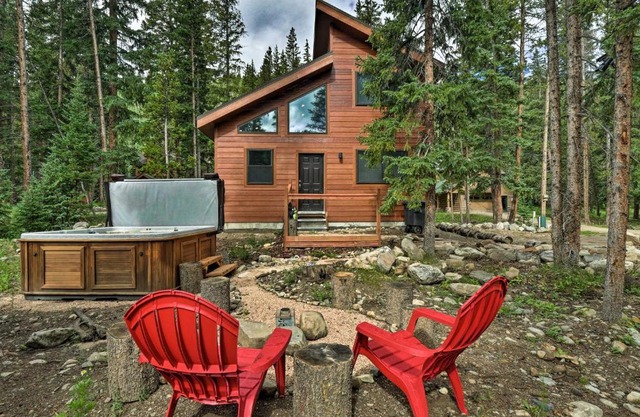 5 Mi to Ski Resort Mtn-View Breck Home with Hot Tub
