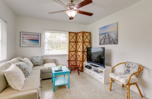 5 Mi to Sunset Beach Bar: Quaint Retreat w/Patio