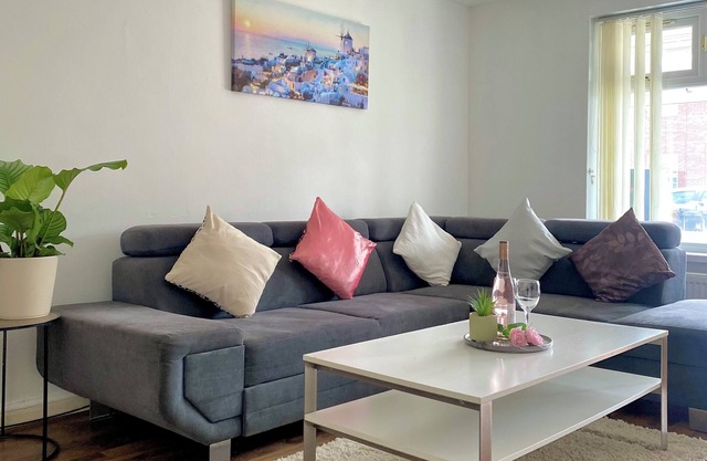 5 min away from Birmingham City Hospital 2 Bed Spacious Free Parking/Wifi