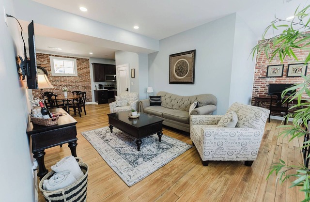 5 min to Arch, Dome, Stadium, 2 BR 2 BA Sleeps 5, Historical exposed Brick Loft