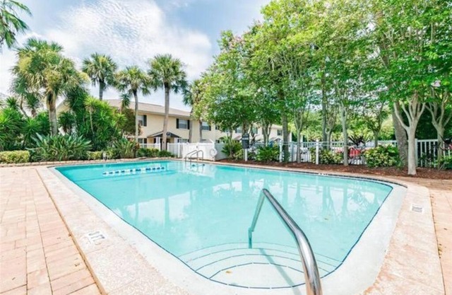 5 min to Beach Renovated 2 Bed 2 Bath appt with Grill and Pool
