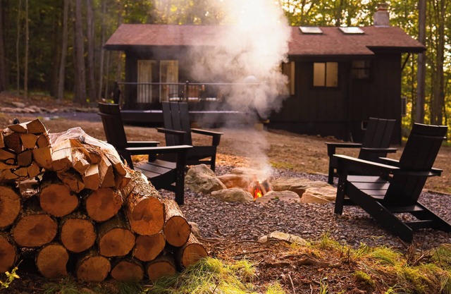 5 min walk to indoor pool. Tranquil Poconos Cabin for couples or small families