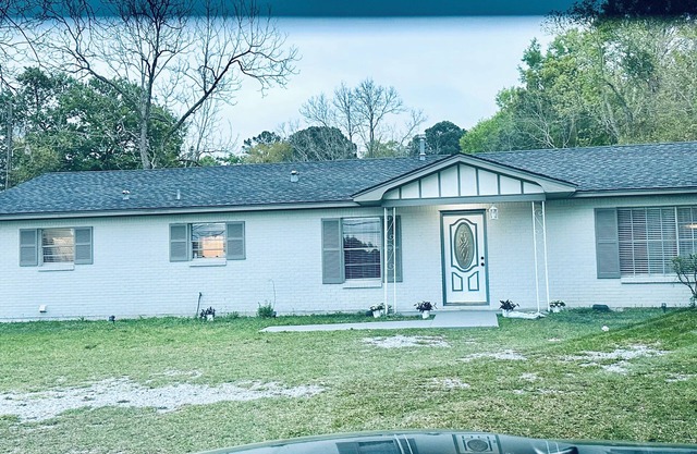 5 mins from I-10 ,4 bedrooms and very spacious private 2400 sq ft home.