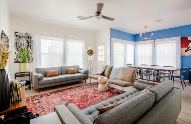 5 mins to best of ATX, Stocked kitchen, 4BR 2.5BA, Backyard, Grill, yard games