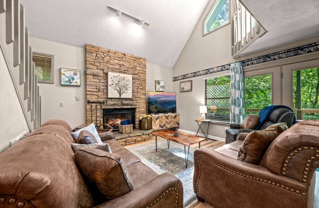 *5 Mins to Gatlinburg* Hot Tub+Fireplace*Families!