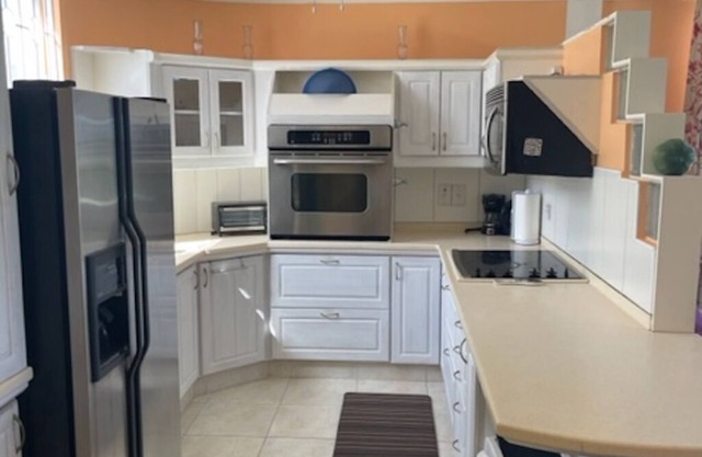 5 minutes from airport!