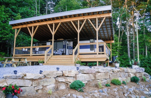 5 minutes to Dupont State Park! Glamping with large covered deck & sunset views