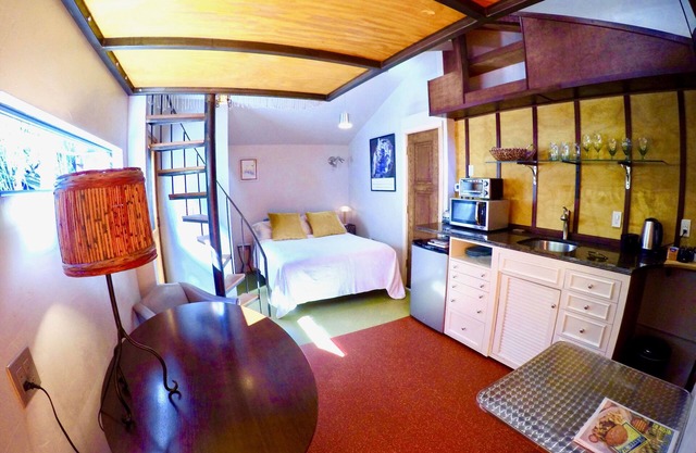 5 minutes to Everything Austin-easy walk to Downtown or to swim Barton Springs