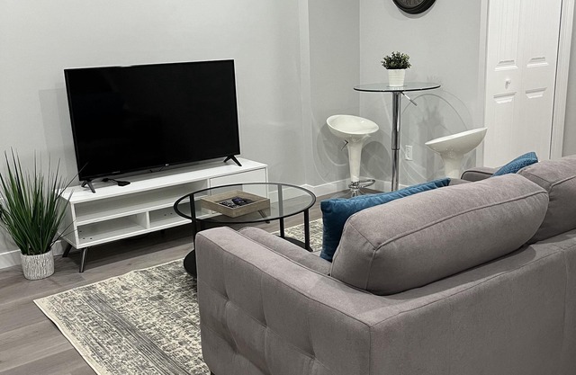 5 minutes to Spruce Meadows, Home of Calgary's Show Jumping! Family-sized suite