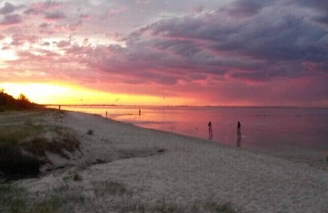 5 minutes walk to beach, parks, shops, restaurants/fast food.