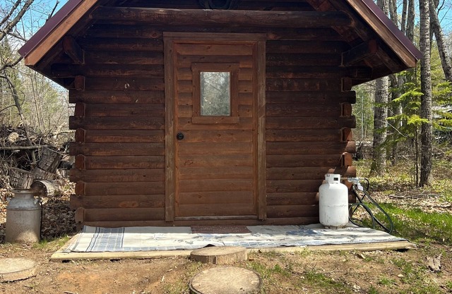 5 separate living spaces up to 20 ppl Game room, fire pit mins away from Curtis